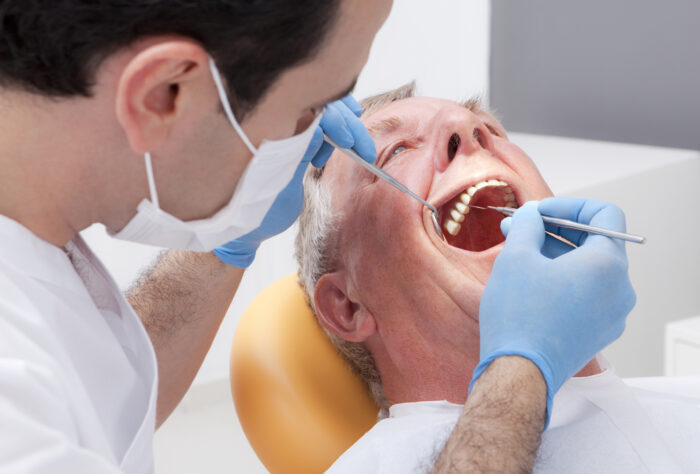Имплантация зубов в клинике