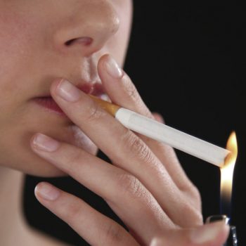 Как заставить девушку бросить курить?